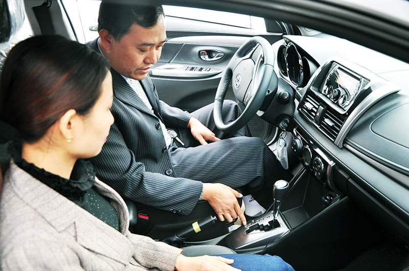 Giáo viên hướng dẫn thi bằng lái ô tô trên xe tập lái