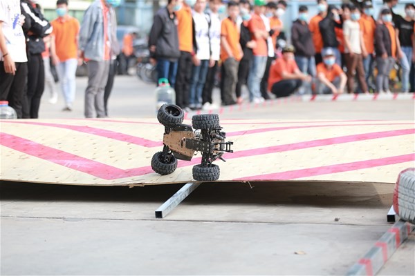 ô tô tự chế vượt chướng ngại vật trong cuộc thi Racing Car