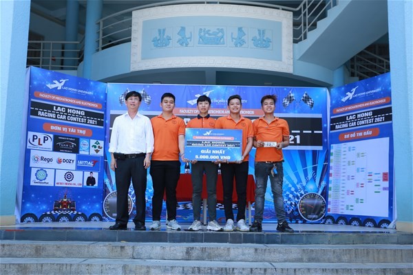 Lễ trao giải cho đội chiến thắng cuộc thi ô tô tự chế