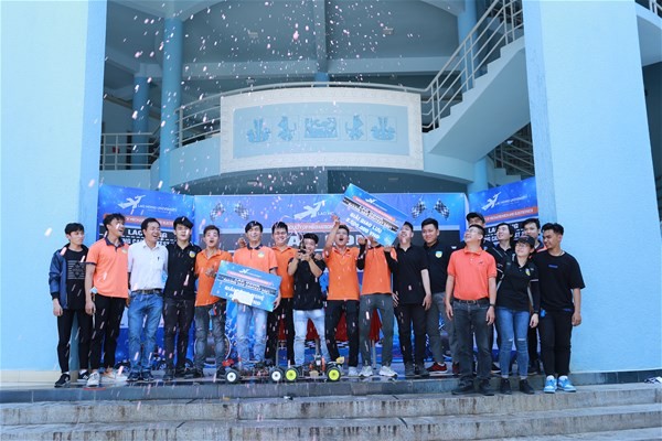 Sinh viên trải nghiệm sản xuất ô tô tại Lạc Hồng Racing Car