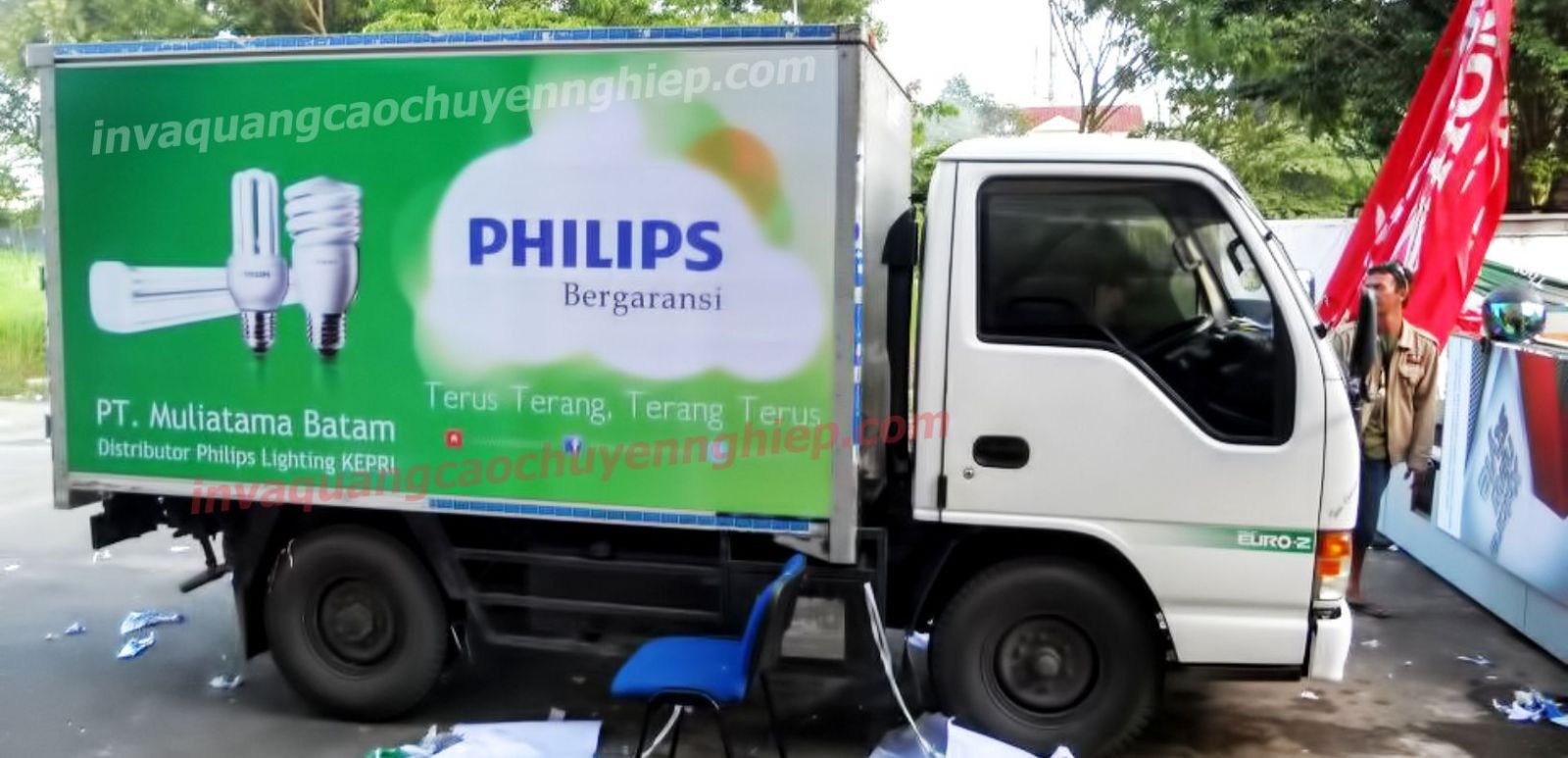 Cắt dán decal logo công ty trên xe ô tô tải, xe buýt, giải pháp quảng cáo di động hiệu quả cho doanh nghiệp.