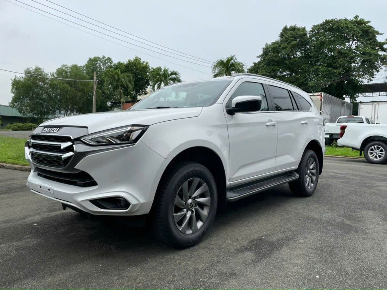 Isuzu mu-X màu đỏ mận, mẫu SUV cỡ D đang được giảm giá sâu, cạnh tranh mạnh mẽ trong phân khúc xe ô tô nhập khẩu giảm giá.