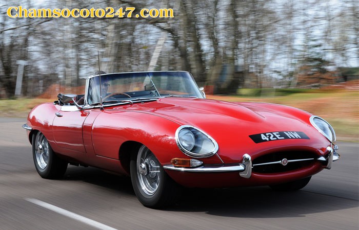Jaguar E-Type màu đỏ, một kiệt tác xe ô tô cổ đẹp với đường nét quyến rũ.