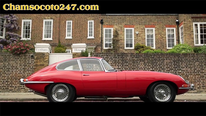 Mặt bên của Jaguar E-Type, nổi bật với đường cong mềm mại và dáng vẻ thể thao, là mẫu xe cổ đẹp hút hồn.