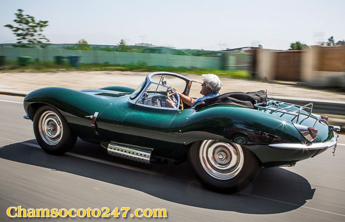 Góc nhìn từ phía sau của Jaguar XKSS, một chiếc xe cổ đẹp với thiết kế thể thao mạnh mẽ.