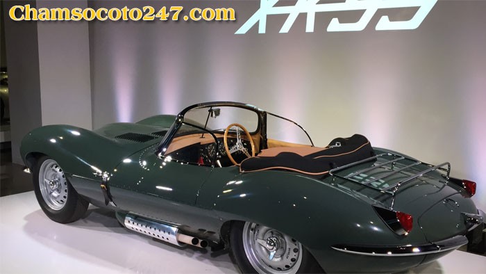Jaguar XKSS màu xanh nổi bật, một tuyệt phẩm của dòng xe ô tô cổ điển.