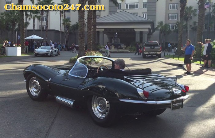 Cận cảnh mặt trước của Jaguar XKSS, toát lên vẻ tinh tế và mạnh mẽ của xe cổ.