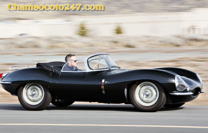 Jaguar XKSS đang di chuyển, thể hiện sự kết hợp hoàn hảo giữa tốc độ và vẻ đẹp của xe ô tô cổ.