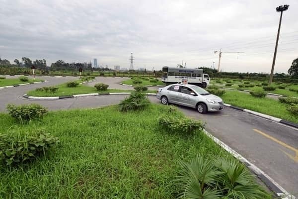 Học viên đang thực hành lái xe trên sa hình, minh họa quy trình học bằng lái xe ô tô