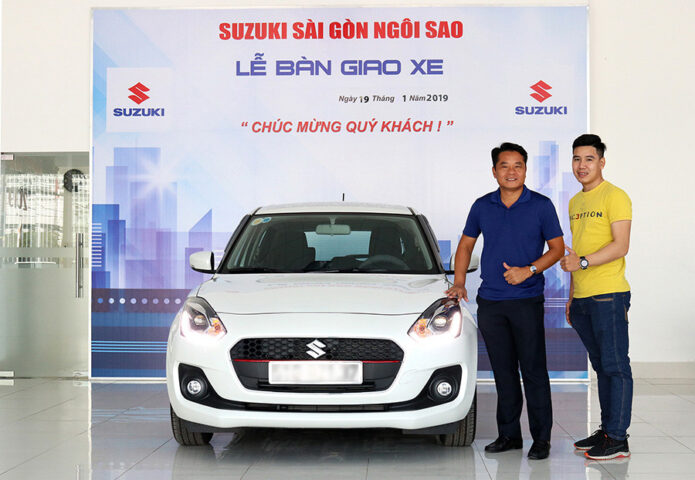 Suzuki Swift màu xanh dương, nhỏ gọn và tiện lợi cho đô thị.