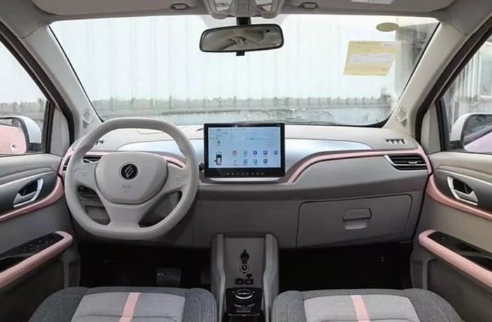 Phiên bản màu hồng với nội thất đồng màu của xe ô tô hạng A JMEV Yizhi EV3 Plus