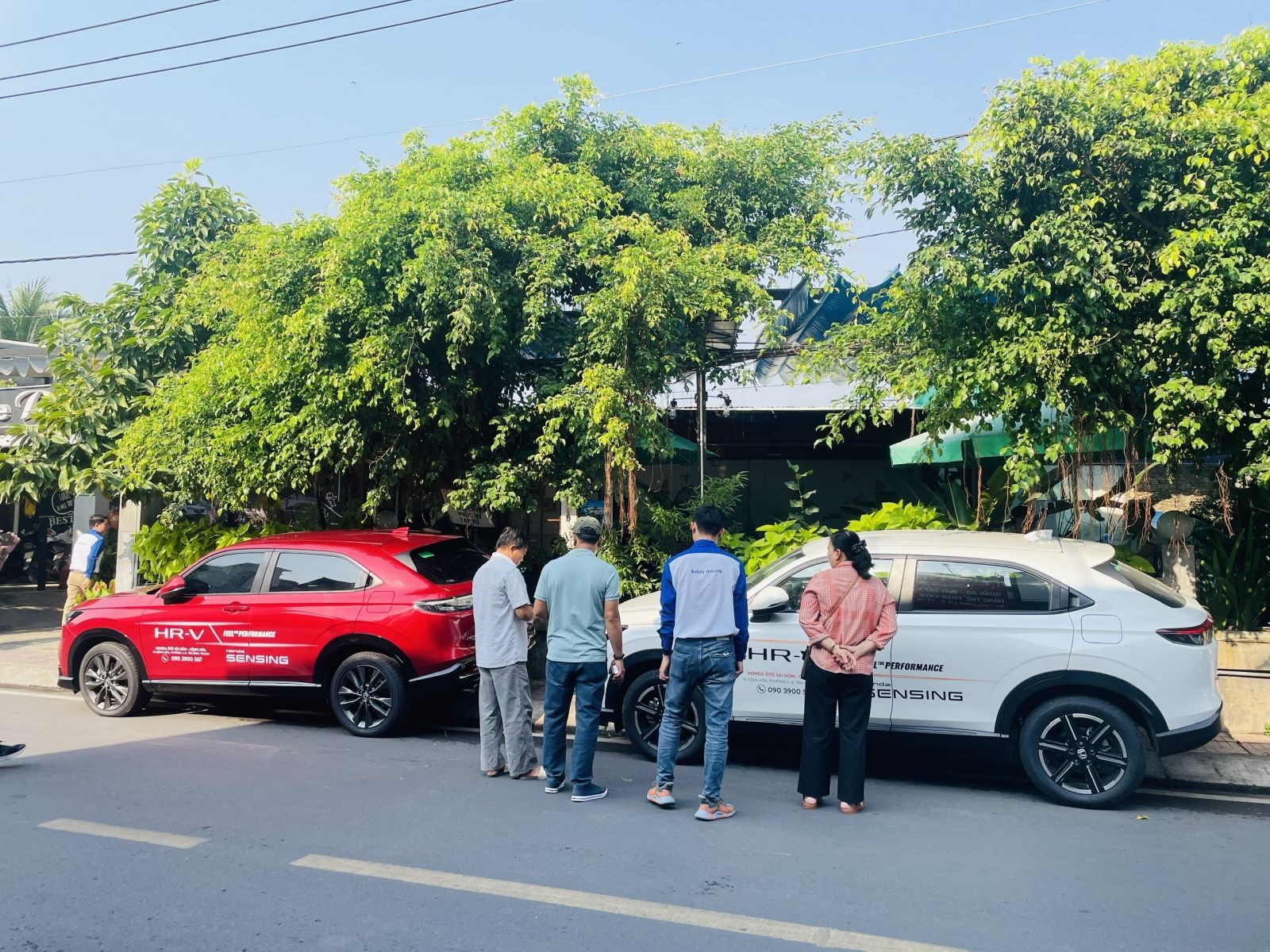 Khách hàng đang tìm hiểu và xem xe ô tô tại sự kiện