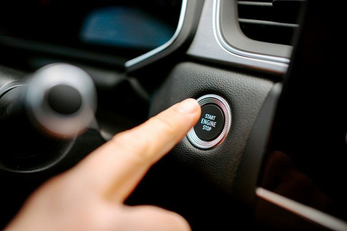 Người lái xe đang cố gắng khởi động lại xe sau khi sửa chữa
