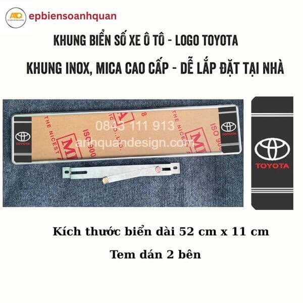 khung biển số ô tô dài với logo Toyota và tem cờ đen dán hai bên
