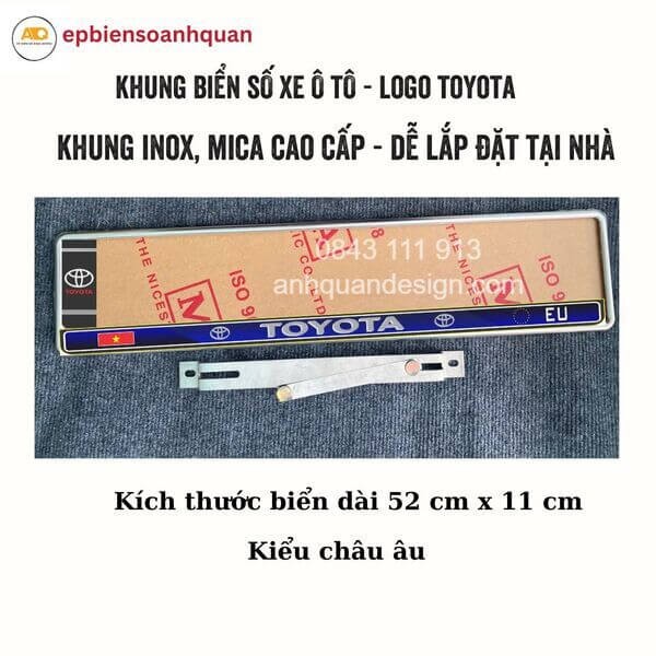 khung biển số ô tô dài với logo Toyota và tem cờ đen theo phong cách châu Âu