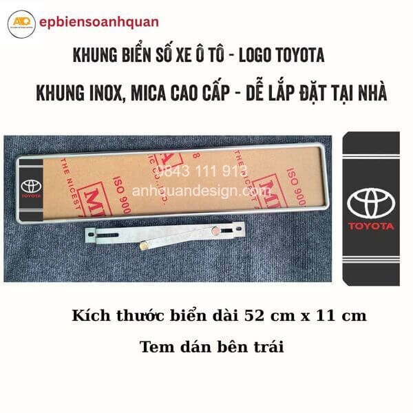 khung biển số ô tô dài với logo Toyota và tem cờ đen dán bên trái
