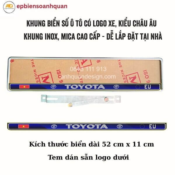 khung biển số ô tô dài với logo Toyota và tem cờ ở phía dưới