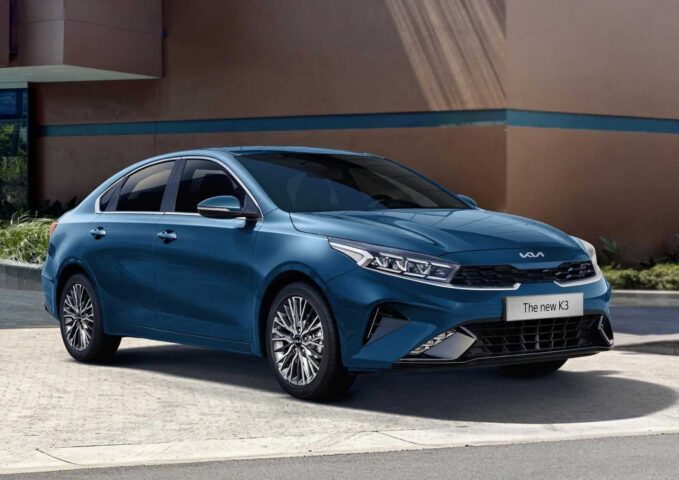 Một mẫu xe KIA hiện đại trên đường