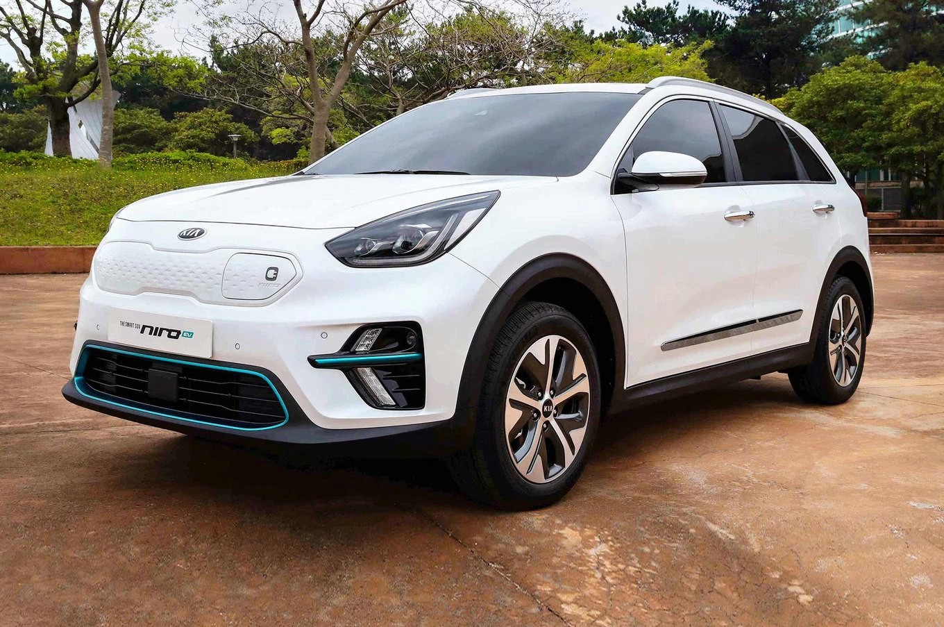 Chiếc Kia Niro EV màu xanh lá cây năng động, được đánh giá cao trong các bảng xếp hạng xe ô tô điện về tầm hoạt động.