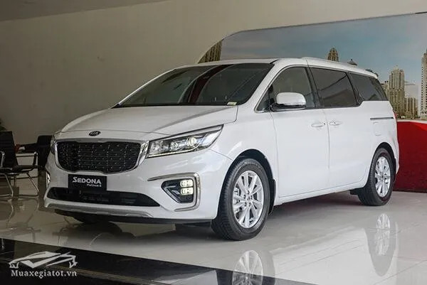 Nội thất ghế da màu be sang trọng của một chiếc xe ô tô Kia Sedona 7 chỗ cũ