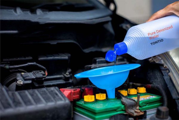 Bổ sung nước cất đúng cách cho ắc quy xe ô tô tải để duy trì hiệu suất hoạt động