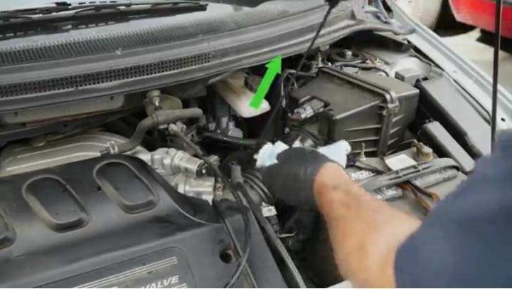 Hướng dẫn cách kiểm tra xe ô tô thông qua mức dầu hộp số tự động.