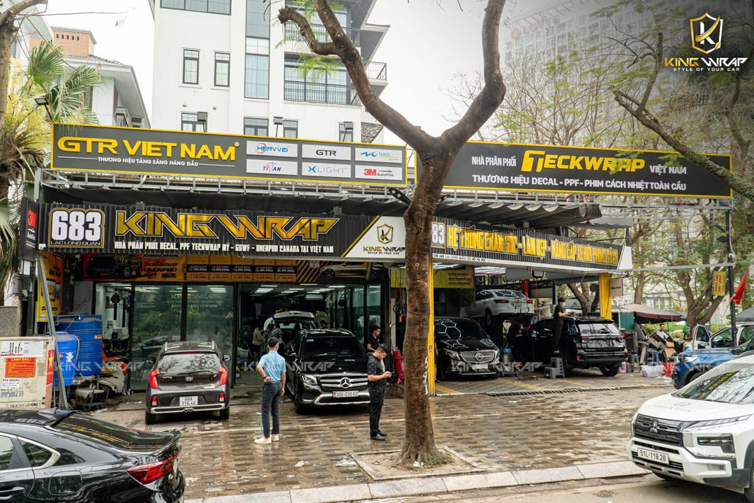 Đội ngũ kỹ thuật viên KingWrap đang dán quảng cáo trên xe ô tô