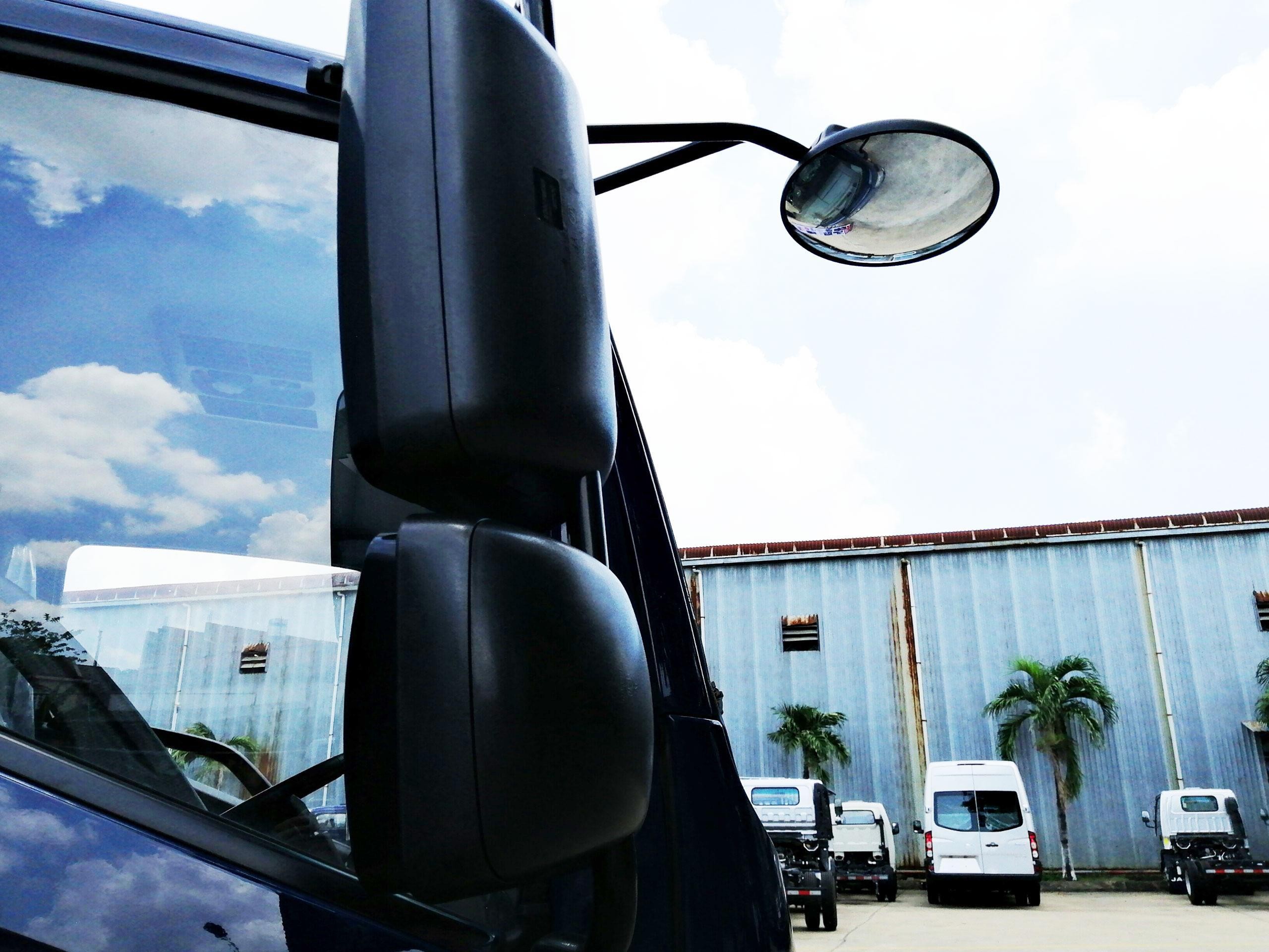 Gương cầu lồi giúp tài xế có tầm nhìn rộng hơn khi quan sát, hỗ trợ việc vượt xe ô tô an toàn