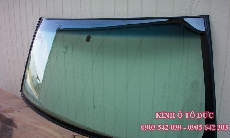 Một chiếc kính chắn gió ô tô được trưng bày trong cửa hàng