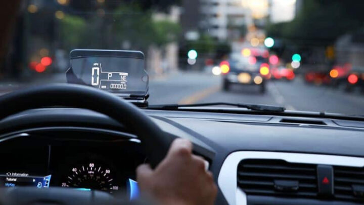 Người phụ nữ đang thực hành lái xe ô tô dưới sự hướng dẫn, học cách bo bí bo bo bo tôi lái xe ô tô an toàn