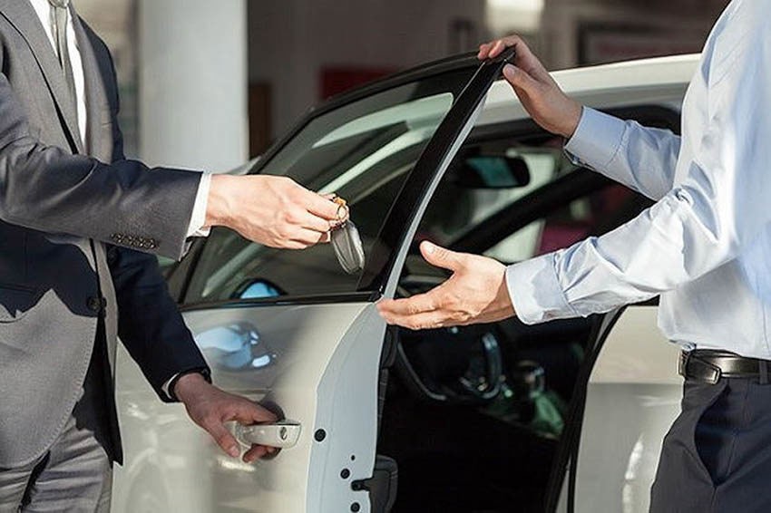 Một người phụ nữ đang đọc hợp đồng thuê xe ô tô tự lái, minh họa thủ tục khi thuê xe ô tô tự lái ở Đà Nẵng.