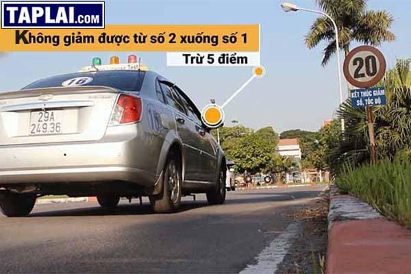 Thực hành điều chỉnh tốc độ và vào số trong sa hình lái xe ô tô B2