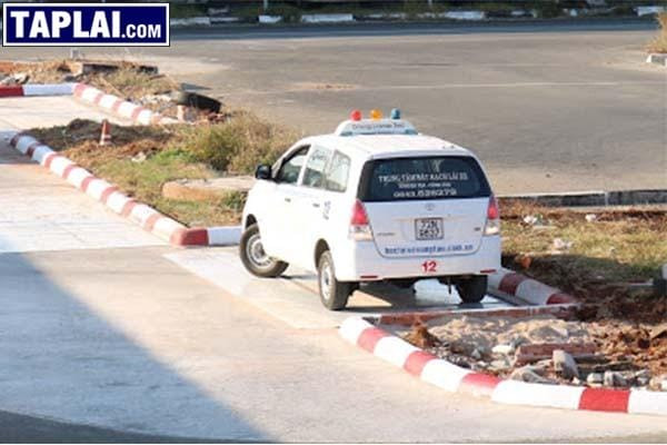 Ghép xe ngang vào nơi đỗ, một kỹ thuật quan trọng trong sa hình B2