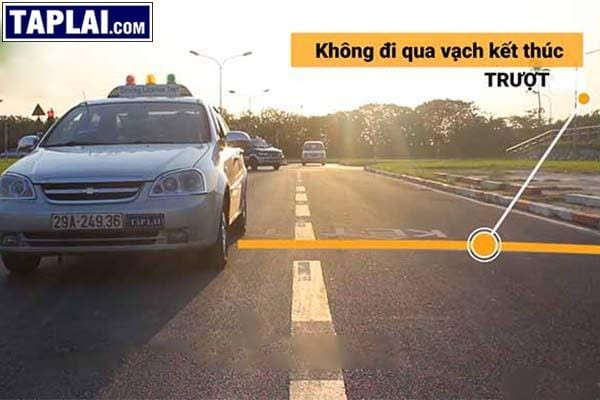 Hoàn thành bài thi sa hình lái xe ô tô B2 và bật xi nhan kết thúc