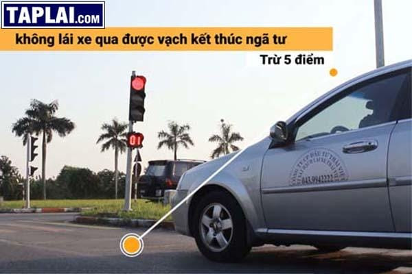 Kiểm tra kỹ năng qua ngã tư có đèn tín hiệu trong bài thi sa hình lái xe ô tô B2