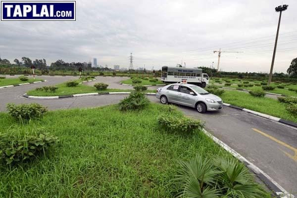 Xe ô tô di chuyển qua đường quanh co (zigzag) trong sa hình B2