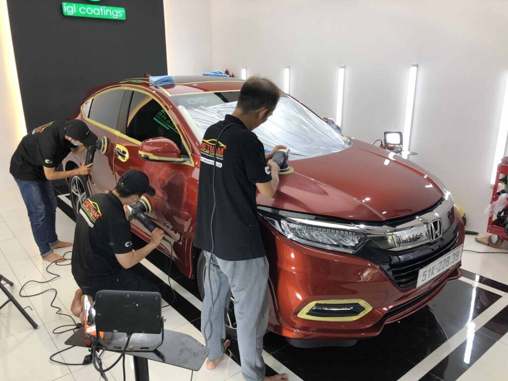 kỹ thuật viên đánh bóng xe ô tô màu đỏ Việt Nam Car Care 6