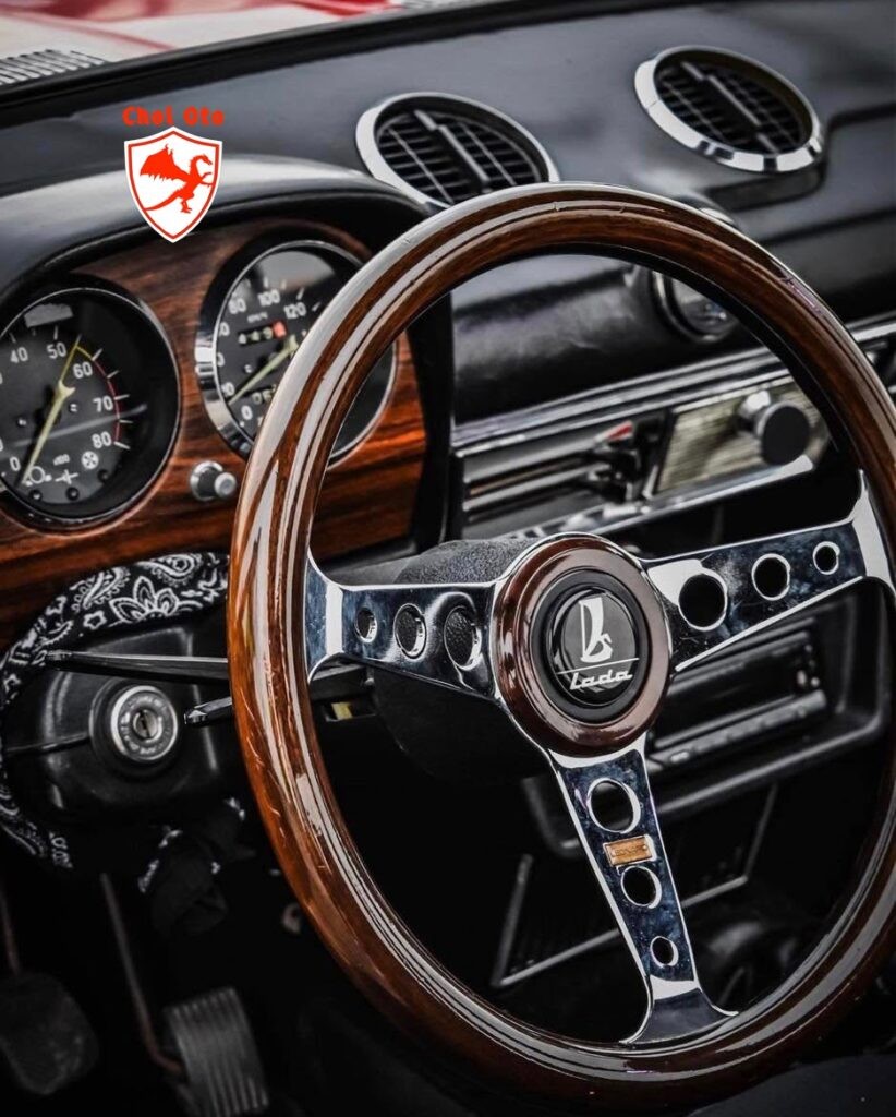 Chiếc Lada cổ đã được độ xe ô tô cổ với lớp sơn mới bóng bẩy và các chi tiết được phục hồi.