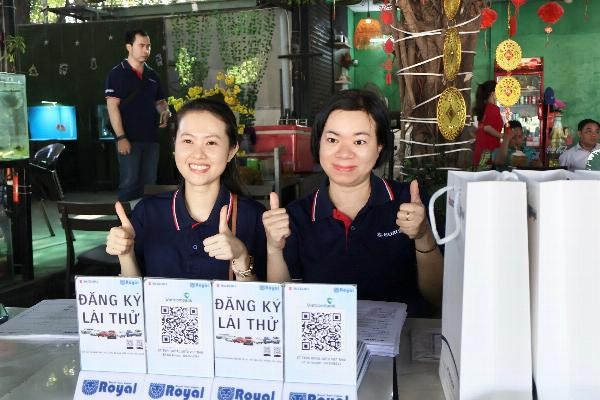 Một chiếc xe Suzuki đang được lái thử trên đường, minh họa dịch vụ lái thử tận nhà của Suzuki Royal Auto Japan