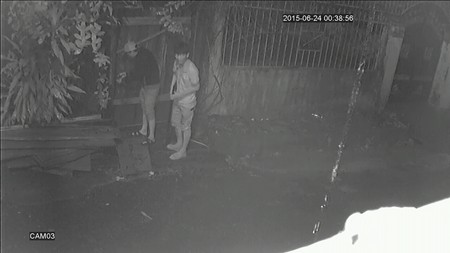 Hình ảnh camera ghi lại cảnh một đối tượng đang đứng cảnh giới trong khi đồng bọn thực hiện hành vi trộm cắp xe