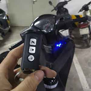 Người thợ đang lập trình chìa khóa thông minh Smartkey Honda Yamaha