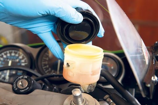Bộ phận ổ khóa xe máy đang được sửa chữa