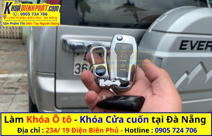 Kỹ thuật viên đang làm chìa khoá xe ô tô, minh họa dịch vụ sửa khóa tại Đà Nẵng