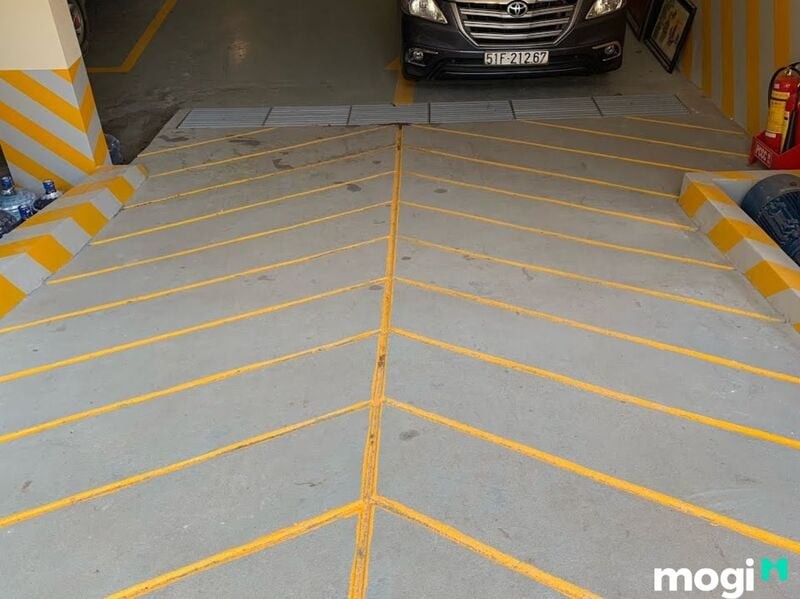 Xe ô tô bị chạm gầm khi lên dốc, nhấn mạnh tầm quan trọng của việc tính toán độ dốc khi làm dốc cho xe ô tô vào nhà