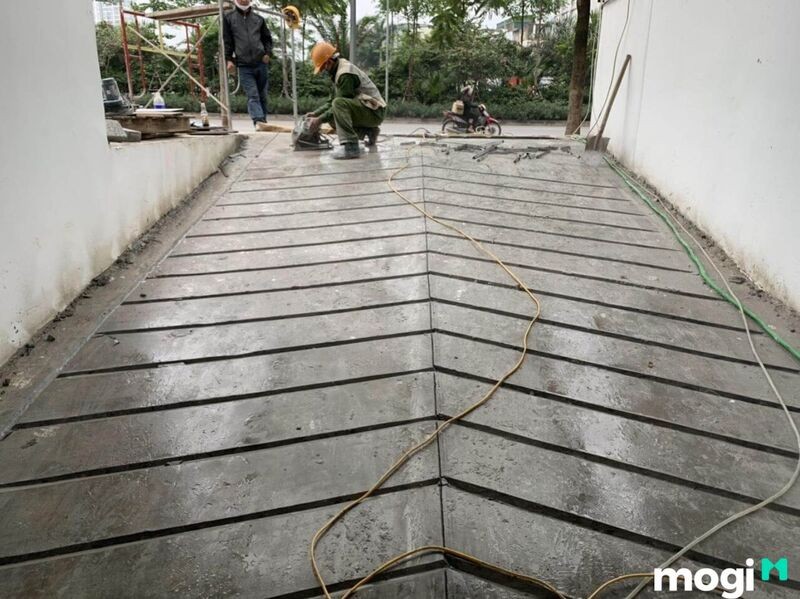Lối vào gara ô tô được thiết kế cẩn thận, đảm bảo an toàn giao thông khi làm dốc cho xe ô tô vào nhà