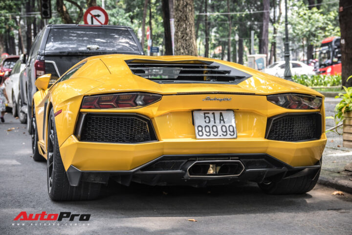 Một chiếc xe Lamborghini Aventador màu trắng với biển số tứ quý 9999 đang đỗ trên đường phố, thể hiện sự kết hợp hoàn hảo giữa xe sang và biển số đẹp
