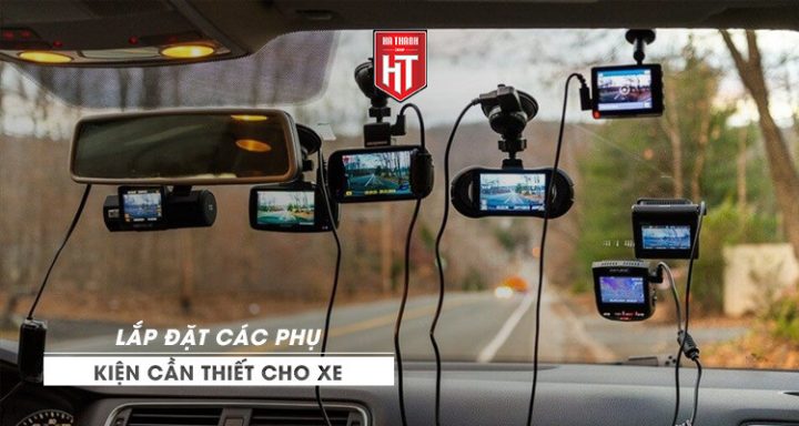 Nội thất xe ô tô mới với các thiết bị cần thiết như camera hành trình và màn hình cảm ứng