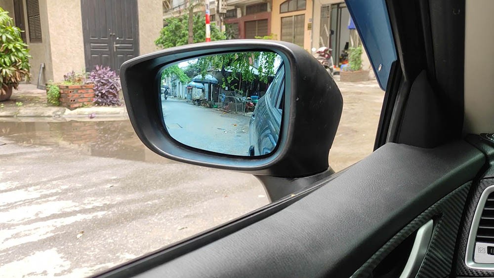 Hình ảnh minh họa tác dụng của tính năng sấy gương xe ô tô giúp gương chiếu hậu khô ráo