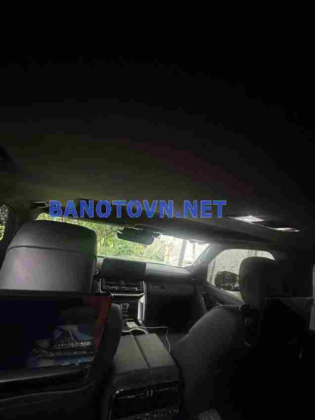 Toyota Land Cruiser 3.5 V6 2023 màu đen với nội thất sang trọng