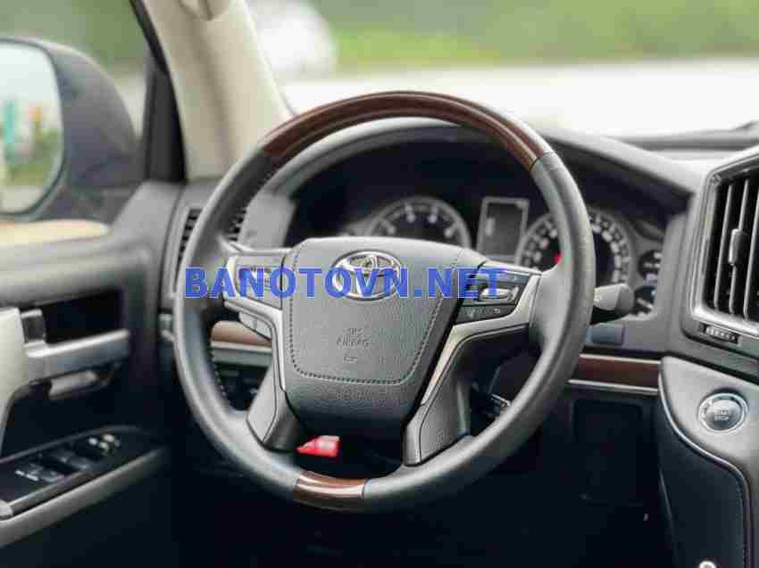 Toyota Land Cruiser VX 4.6 V8 2017 màu đen, kiểu dáng mạnh mẽ